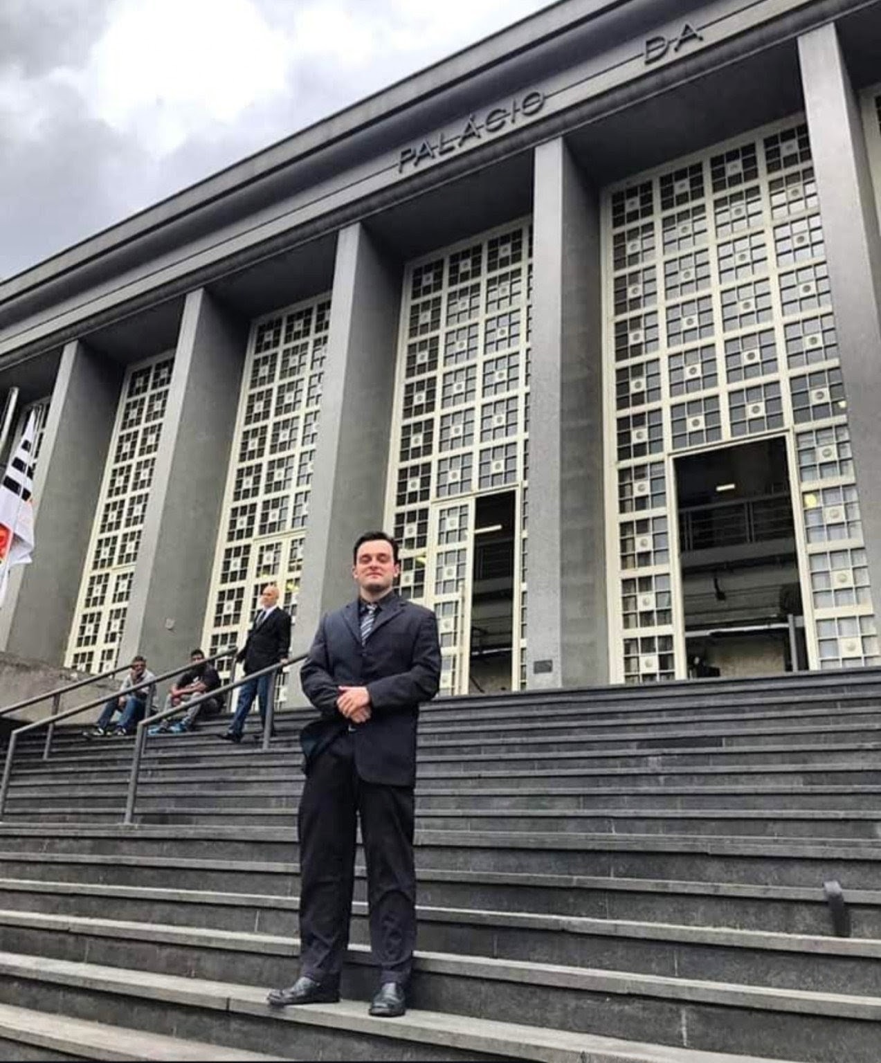 Felipe Donato Canto Pássaro diante do Palácio da Justiça